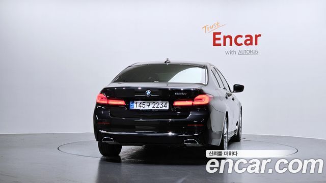 BMW 5-Series G30 520i Luxury - фото 3