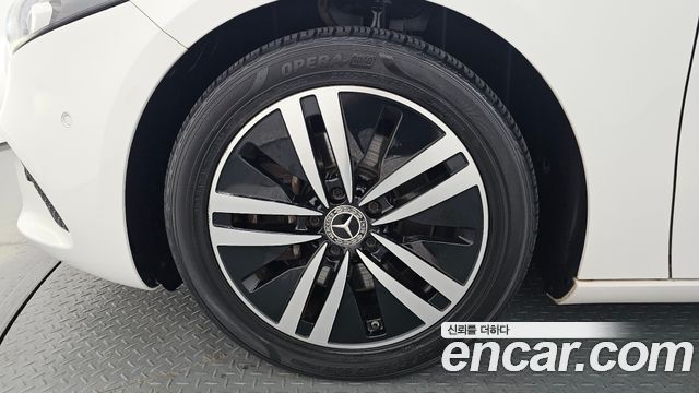 Mercedes-Benz A-Class W177 A220 Hatchback - фото 3