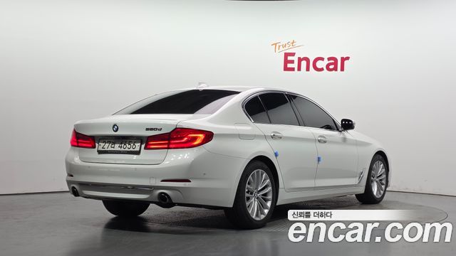 BMW 5-Series G30 520d Luxury Plus - фото 1