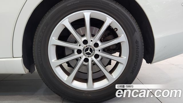 Mercedes-Benz A-Class W177 A220 Sedan - фото 4