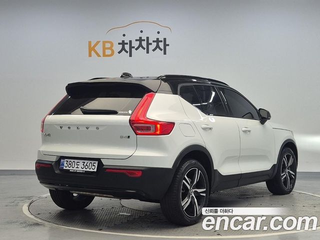 Volvo XC40 B4 R-Design - фото 2