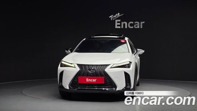Lexus UX 2.0 F-Sport 2WD - фото 2