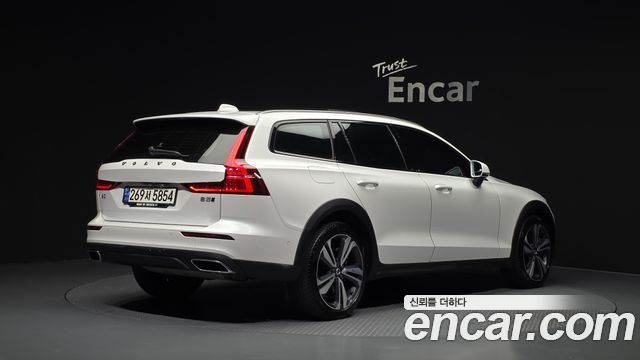 Volvo V60 2-го поколения B5 Pro AWD - фото 1