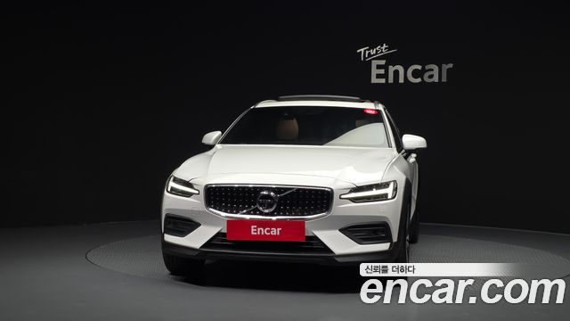 Volvo V60 2-го поколения B5 Pro AWD - фото 2