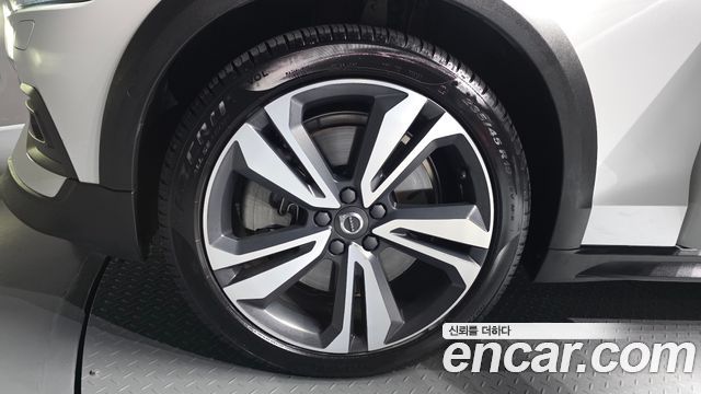 Volvo V60 2-го поколения B5 Pro AWD - фото 4