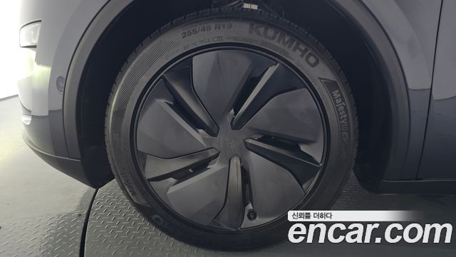 Tesla Model Y RWD - фото 3