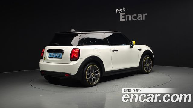 Mini Cooper SE Electric 3rd - фото 1