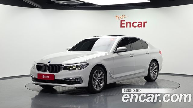 BMW 5-Series G30 520i Luxury - фото 0