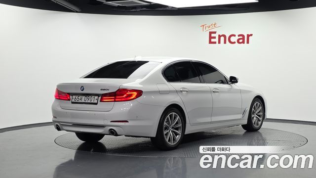 BMW 5-Series G30 520i Luxury - фото 1