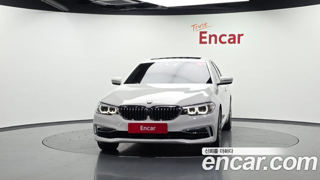 BMW 5-Series G30 520i Luxury - фото 2