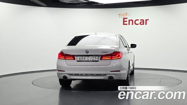 BMW 5-Series G30 520i Luxury - фото 3