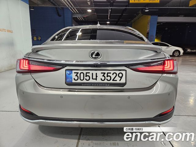 Lexus ES 7-го поколения Executive - фото 1