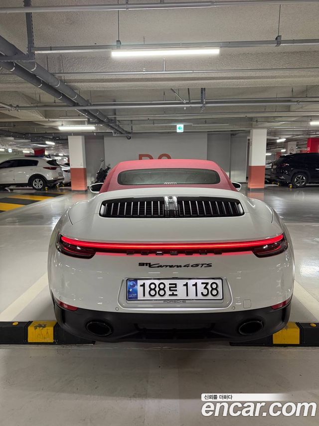 Porsche 911 Carrera 4 GTS Cabriolet - фото 1