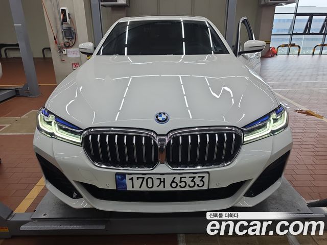 BMW 5-Series G30 530e M Sport - фото 0