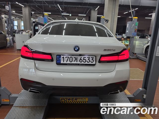 BMW 5-Series G30 530e M Sport - фото 1