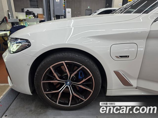 BMW 5-Series G30 530e M Sport - фото 3