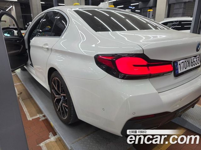 BMW 5-Series G30 530e M Sport - фото 4
