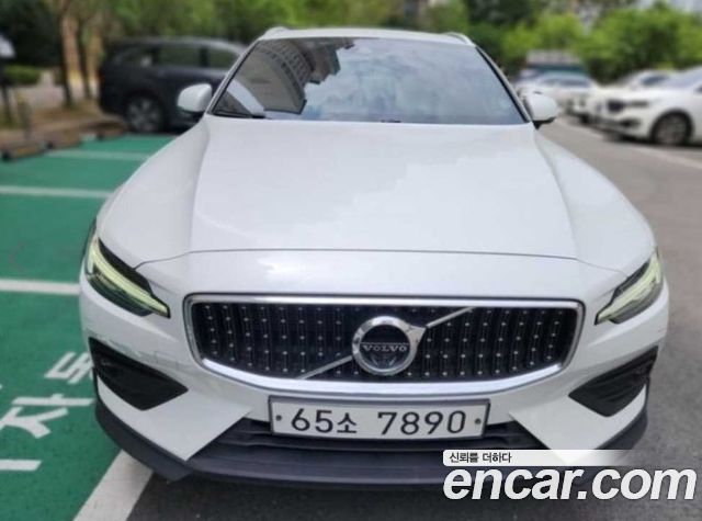 Volvo V60 2-го поколения T5 Pro AWD - фото 0