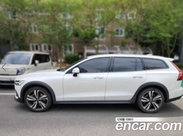 Volvo V60 2-го поколения T5 Pro AWD - фото 2