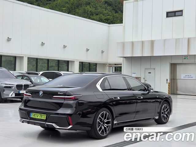 BMW 7-Series G70 740i xDrive M Sport - фото 1