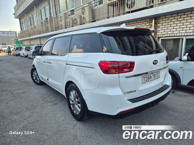 Kia Carnival Новый 11-Seater Deluxe - фото 1