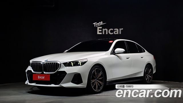 BMW 5-Series G60 530i xDrive M Sport - фото 0