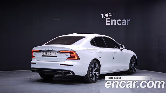 Volvo S60 3-го поколения T5 Inscroption - фото 1