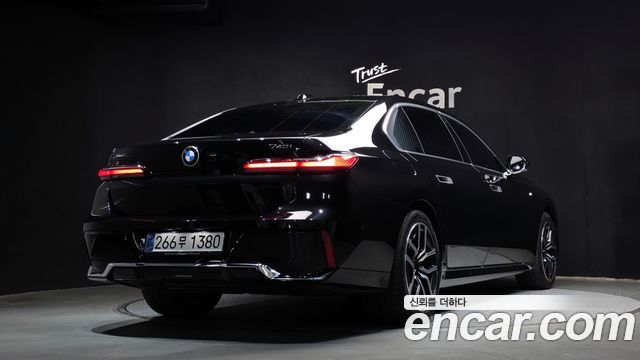 BMW 7-Series G70 740i xDrive M Sport - фото 1