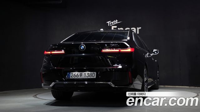 BMW 7-Series G70 740i xDrive M Sport - фото 3