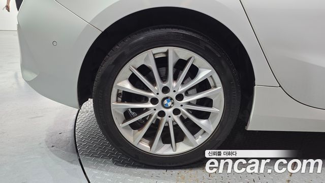 BMW 1-Series F40 118d Joy - фото 3