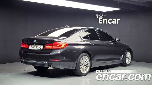 BMW 5-Series G30 520d Luxury Special Edition - фото 1