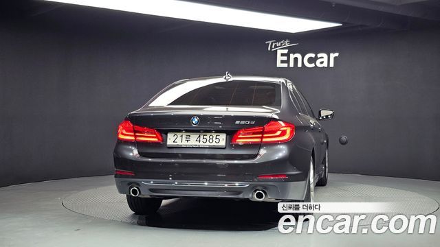 BMW 5-Series G30 520d Luxury Special Edition - фото 3