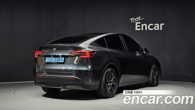 Tesla Model Y RWD - фото 1