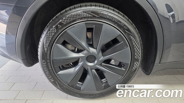 Tesla Model Y RWD - фото 4
