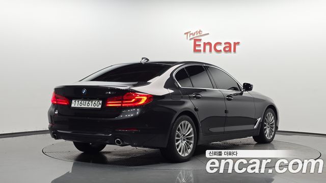BMW 5-Series G30 520i Luxury - фото 0