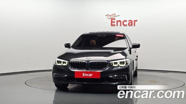 BMW 5-Series G30 520i Luxury - фото 1