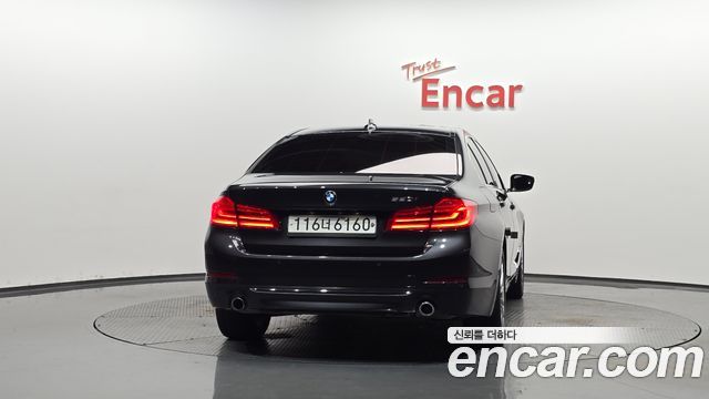 BMW 5-Series G30 520i Luxury - фото 2