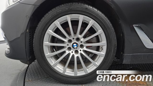 BMW 5-Series G30 520i Luxury - фото 3