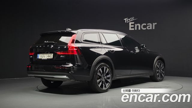 Volvo V60 2-го поколения B5 Ultimate AWD - фото 1
