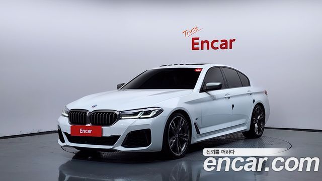 BMW 5-Series G30 M550i xDrive - фото 0
