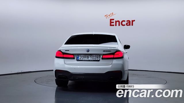 BMW 5-Series G30 M550i xDrive - фото 3