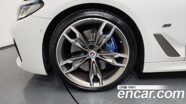 BMW 5-Series G30 M550i xDrive - фото 4