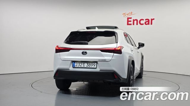 Lexus UX 2.0 2WD - фото 3