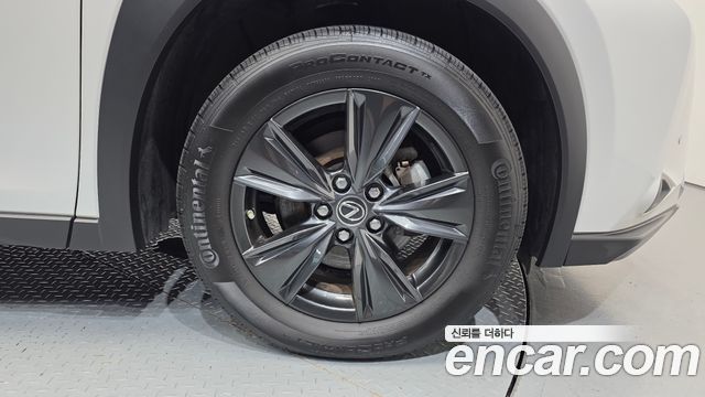 Lexus UX 2.0 2WD - фото 4