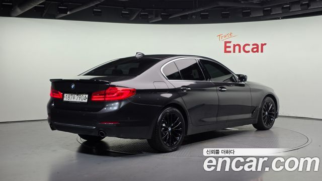 BMW 5-Series G30 520d Luxury Special Edition - фото 1
