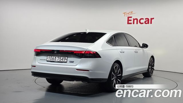 Honda Accord 11-го поколения 2.0 Hybrid Touring - фото 1
