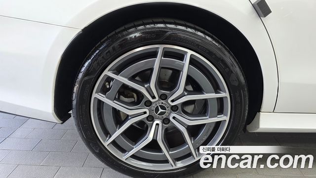 Mercedes-Benz E-Class W213 E220d 4MATIC AMG Line - фото 4