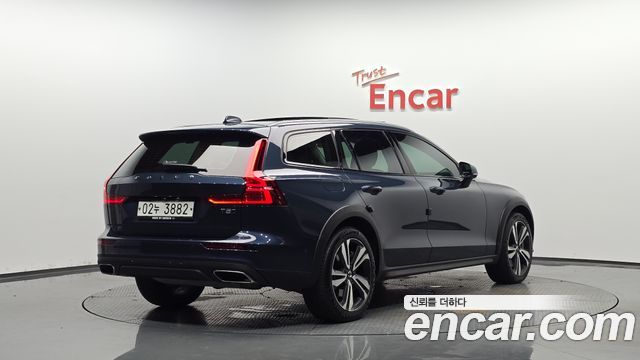 Volvo V60 2-го поколения T5 Pro AWD - фото 0