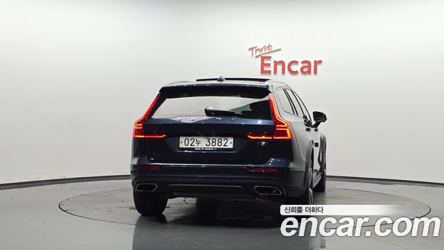 Volvo V60 2-го поколения T5 Pro AWD - фото 2