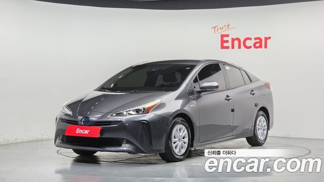 Toyota Prius 4-го поколения 1.8 E - фото 0